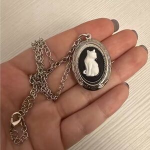 Vintage Silver Cat Pendant Necklace 🪄🖤